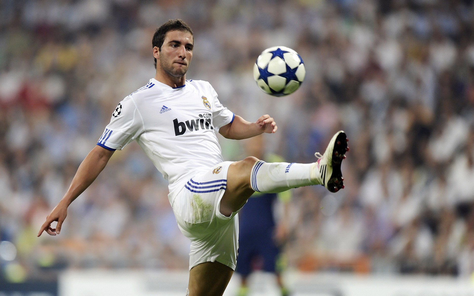 “英超积分榜变化频繁，冠军争夺逐渐白热化”，英超积分榜趣闻